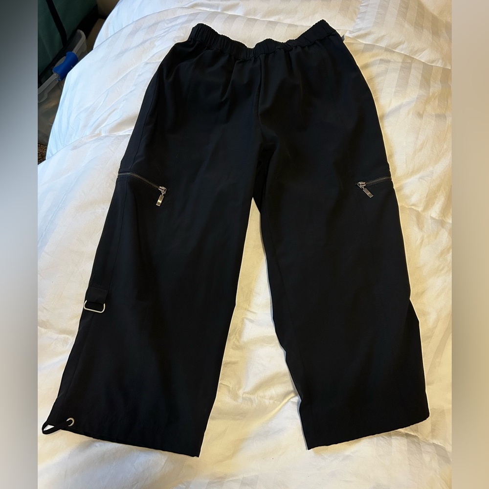 💜Zenergy by Chico's Black Cargo capris size 0 - Picture 1 of 3